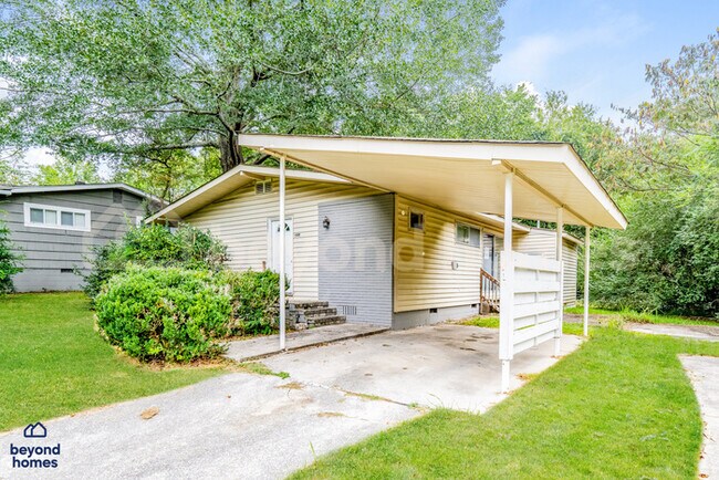 Foto del edificio - Cozy Comfort Meets Classic Charm in Killough Springs!