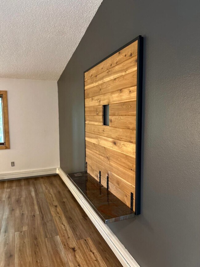 Building Photo - Beautiful 4 Bedroom, Multi-Level Family Ho...