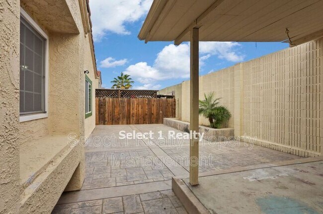 Building Photo - 221 Rolfe Dr