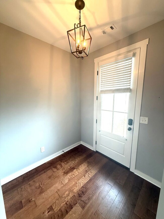 Foto del edificio - ** 4 Bed 2.5 Bath Located beside Park Cros...