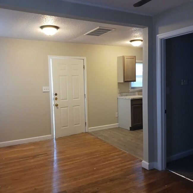 Building Photo - Cute, Remodeled 1 bedroom home!