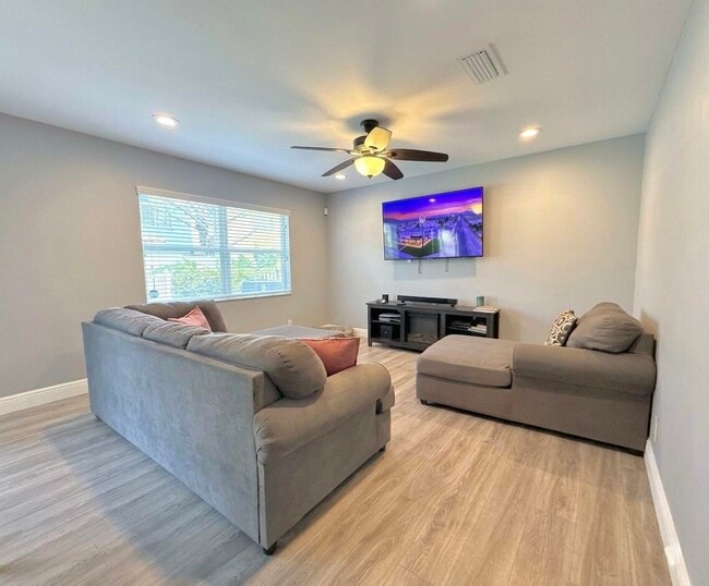 Building Photo - 3330 Blue Fin Dr