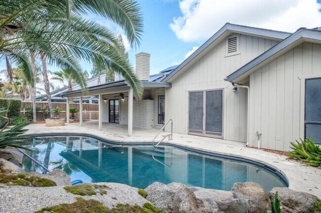 Foto del edificio - Drench Yourself in Luxury: 3-Bedroom Corner Oasis with a Sparkling Pool!