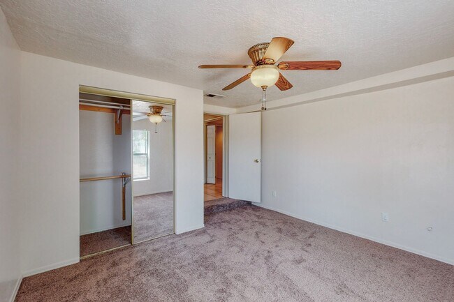 Foto del edificio - CLEAN CUTE SOUTH VALLEY 2 Bedroom 1 Bath