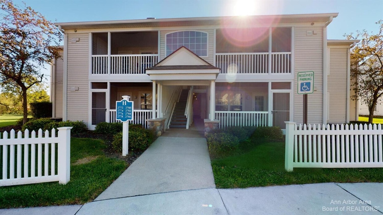 Primary Photo - 2774 S Knightsbridge Cir