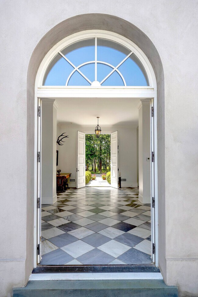 Building Photo - 662-672 Noyac Path