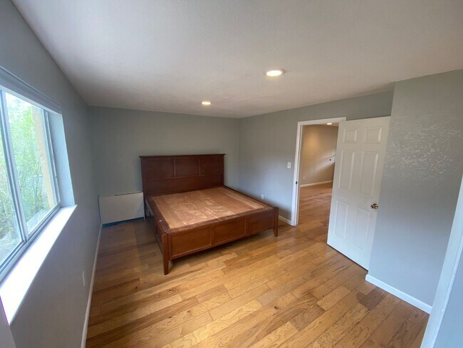 Building Photo - 1 Bedroom Apartment with Mountain View