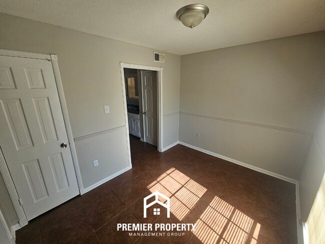 Building Photo - 4BR Memphis Home w/ Brick Fireplace, Formal Dining & Fenced Yard