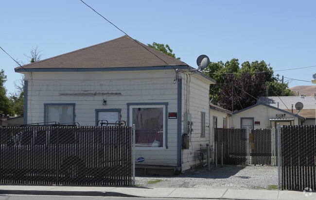 Foto del edificio - Willow Pass Road Apartments