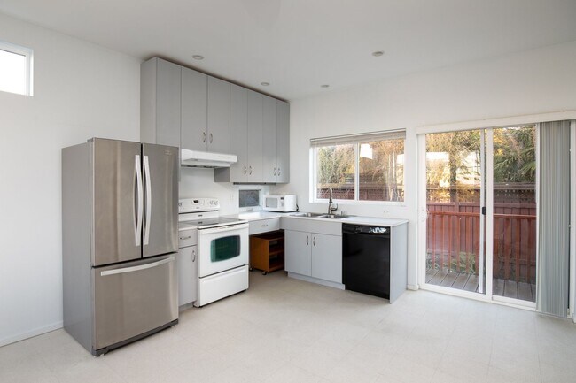 Foto del edificio - 2 bedroom 1.5.bathroom 1 off street parking