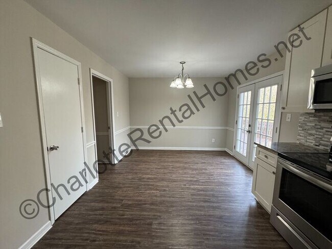 Foto del edificio - Spacious 4 bedroom two-story home with back deck in Mint Hill