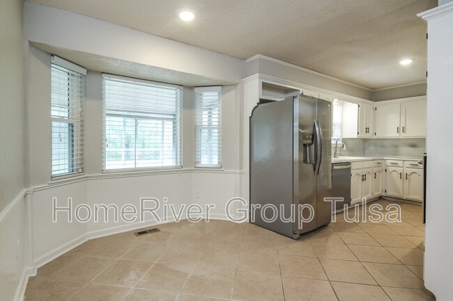 Building Photo - 705 Meadowood Dr