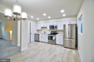 Building Photo - 87 Meadowlark Ave