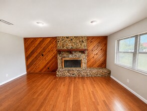 Building Photo - 307 Herty St