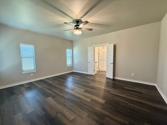 Foto del edificio - Large 2 Bed, 2 Bath in Beautifully Well-Ma...