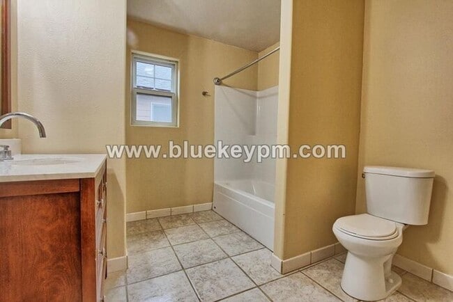 Building Photo - 2 Bed, 2 Bath Home with a Large Yard Near Glenfair Park