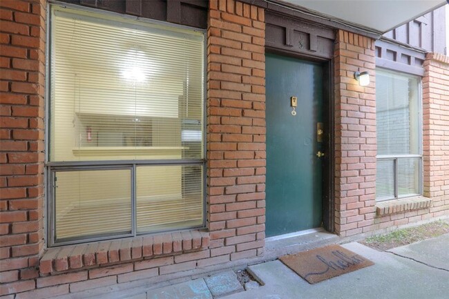 Foto del edificio - 1521 Rutland St