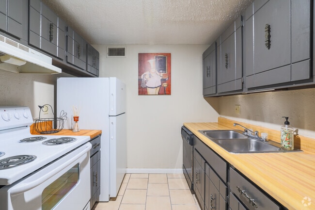 2BR, 2BA - 868SF - Village Park at Barclay Square