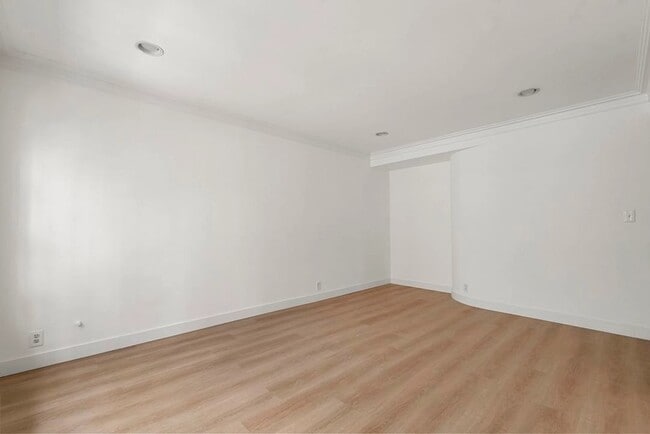 Foto del edificio - 346 N Palm Dr