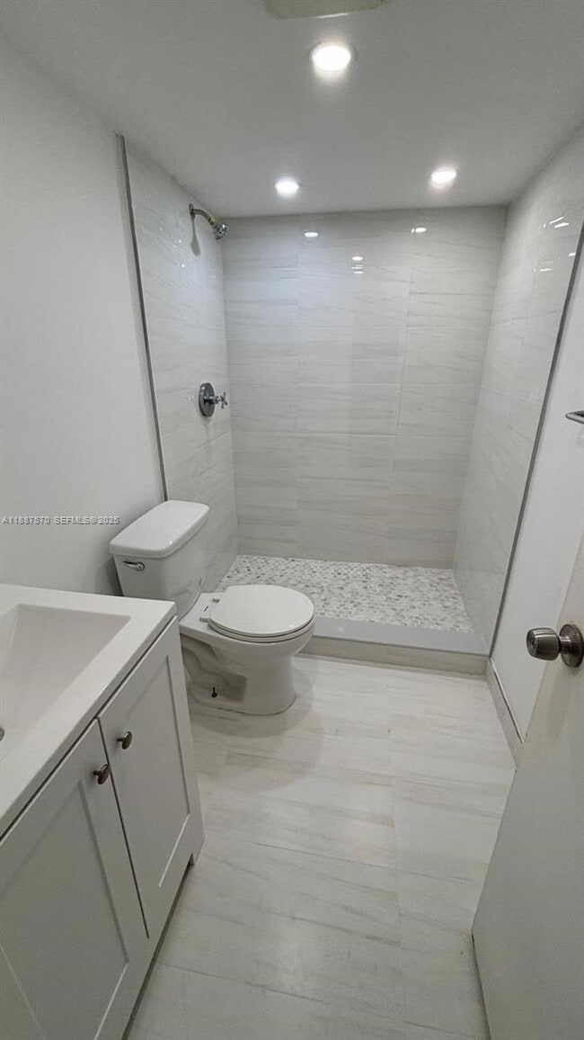 Building Photo - 1913 S Ocean Dr