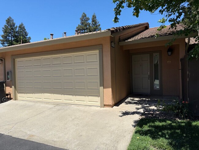 Foto del edificio - Single story 3 bedroom with attached Garage!