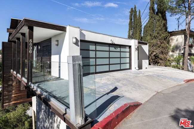 Foto del edificio - 5636 Tuxedo Terrace