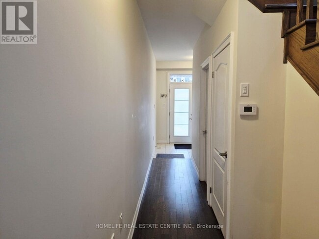 Photo du bâtiment - 8 Amos Ave