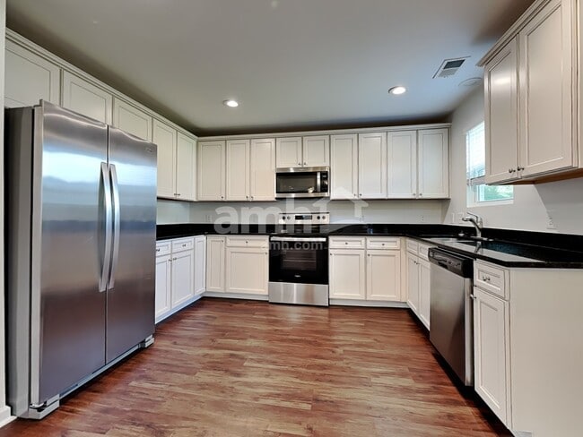 Building Photo - 501 Viceroy Dr