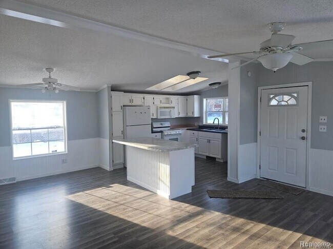 Foto del edificio - 6274 Cree Ct