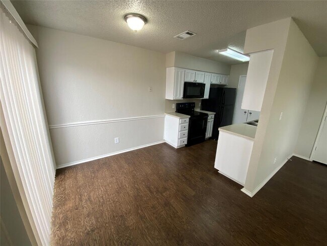 Foto del edificio - 5912 Holiday Ln