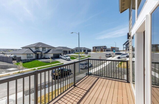 Building Photo - Luxury 4 Bedroom Home in Southridge w/4 ca...