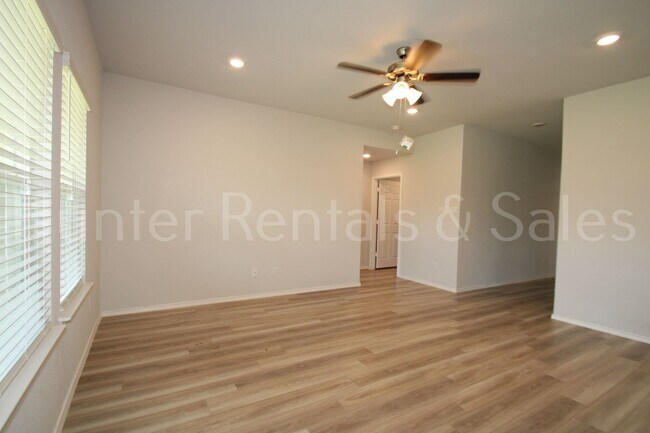 Foto del edificio - Spacious Open-Concept 3 Bedroom Home with Split Floor Plan