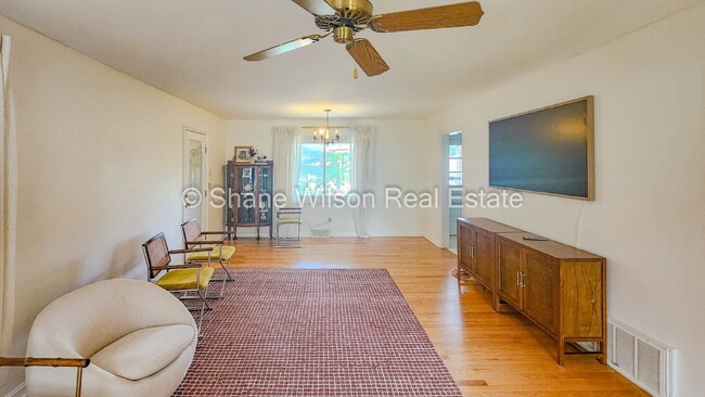 Building Photo - Serene retreat in the heart of Dalton!