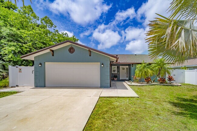 Building Photo - 3 bed, 2 bath Pool & Salt Water canal home...