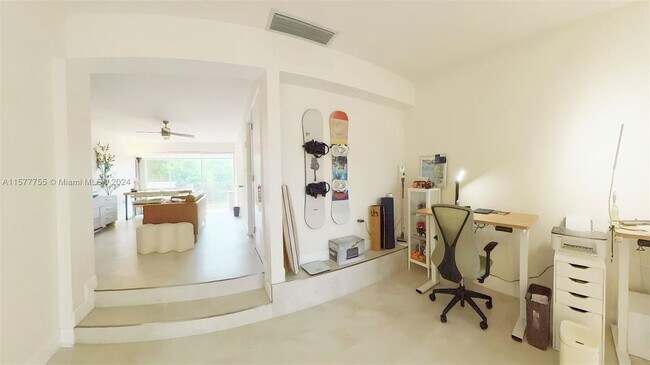 Building Photo - 9155 Fontainebleau Blvd