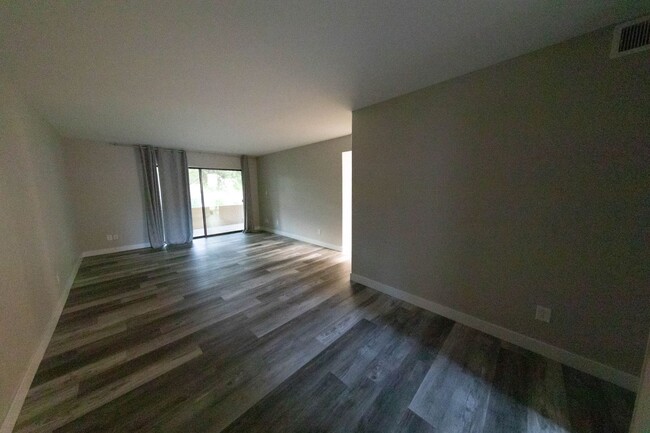 Building Photo - Beautiful first floor 3-bedroom condo loca...