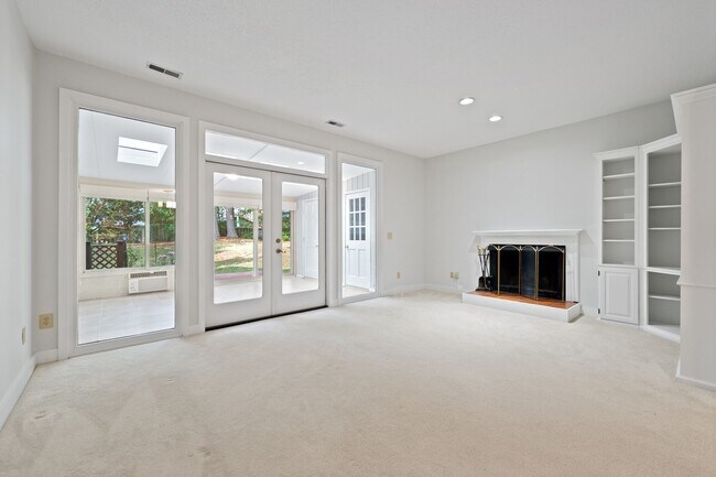 Building Photo - 3 Bedroom/3 Bath Townhome in Falconbridge!