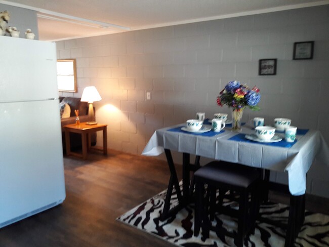 Eat in kitchen - Adams Avenue Apartments
