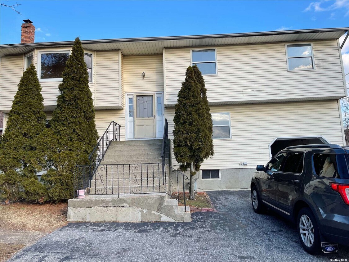 578 Plainview Rd, Plainview, NY 11803 House for Rent in Plainview, NY