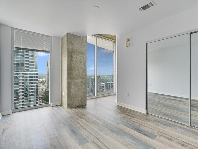 Building Photo - 360 Nueces St