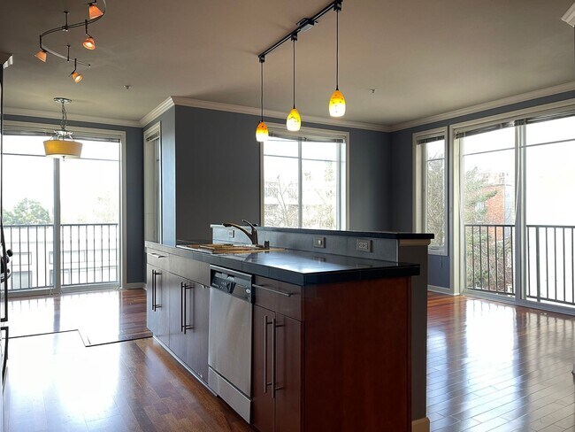 Foto del edificio - CLICK "REQUEST A TOUR" NOW!