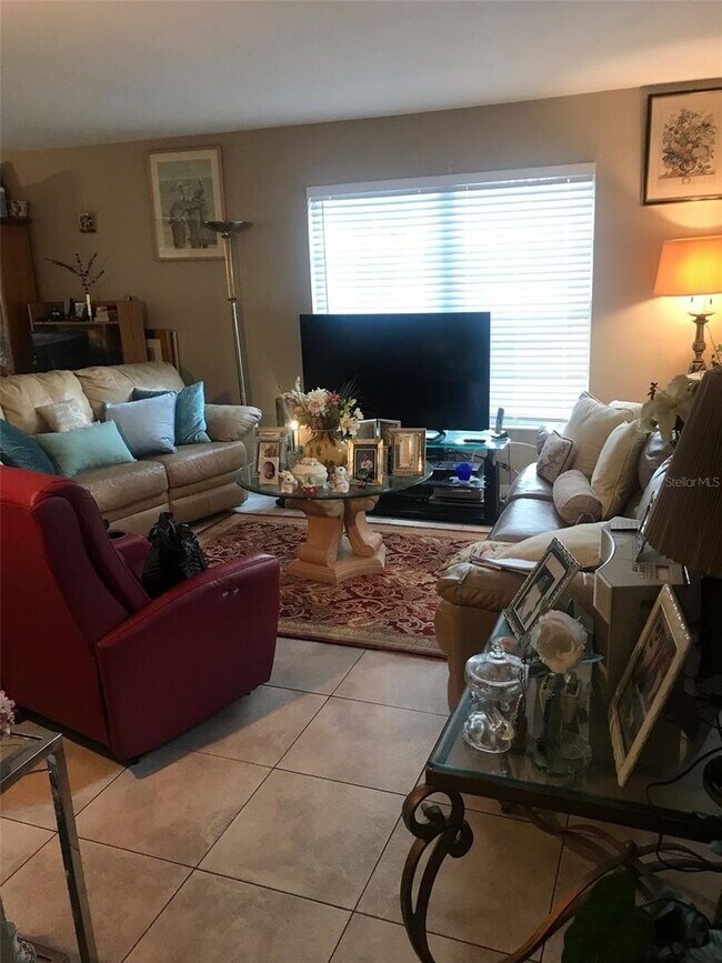 Building Photo - Cozy 4 bedroom end unit | Pet friendly!! | Central Sarasota near downtown and beaches
