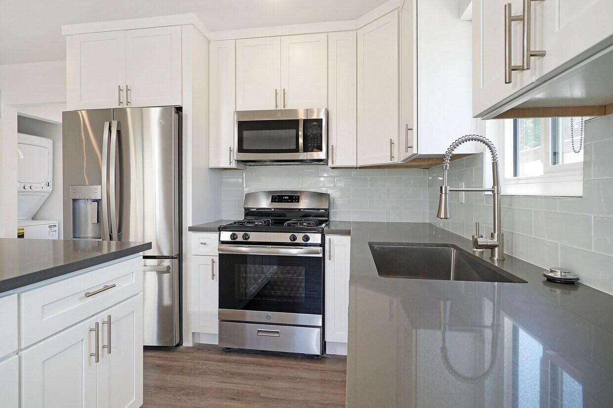 Primary Photo - 1527 Granville Avenue, Unit 2BR