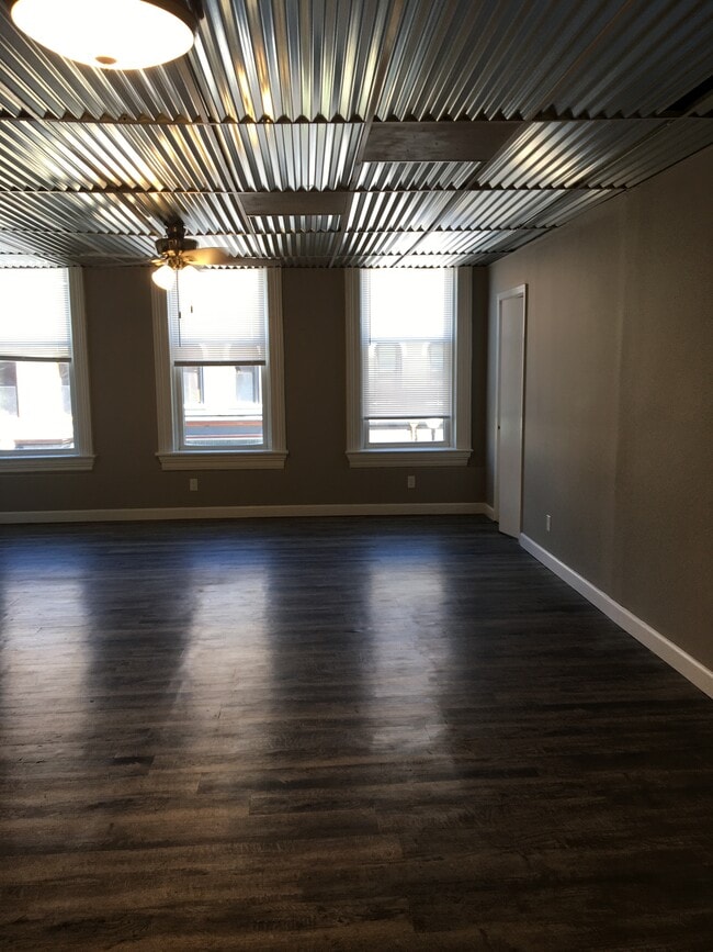 Building Photo - 408 N Main St