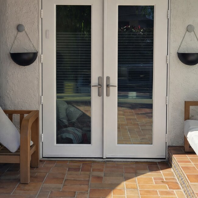 Entrada privada con puerta francesa de impacto y cerradura de seguridad de 5 puntos. - 14653 SW 145th Ter