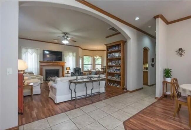 Building Photo - 121 SW 69th Ct