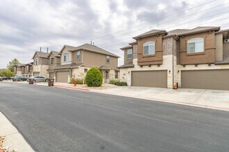 Building Photo - 2880 Donnell Dr