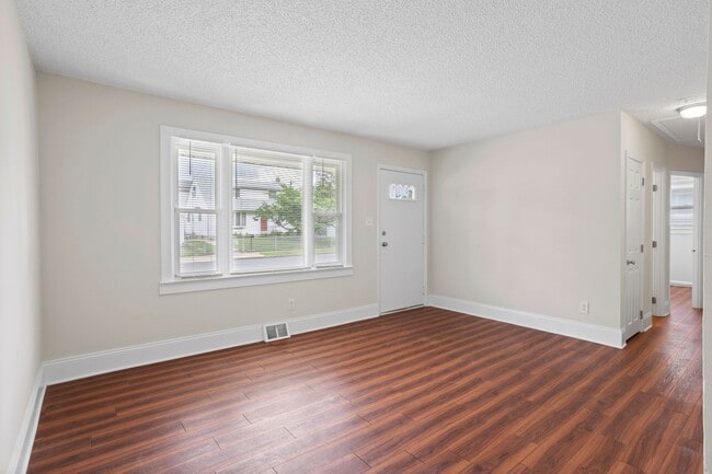 Foto del edificio - 412 Woodbury Lake Rd