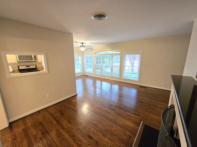 Building Photo - Midway Hollow 3 bed/2 bath Cottage Style Home