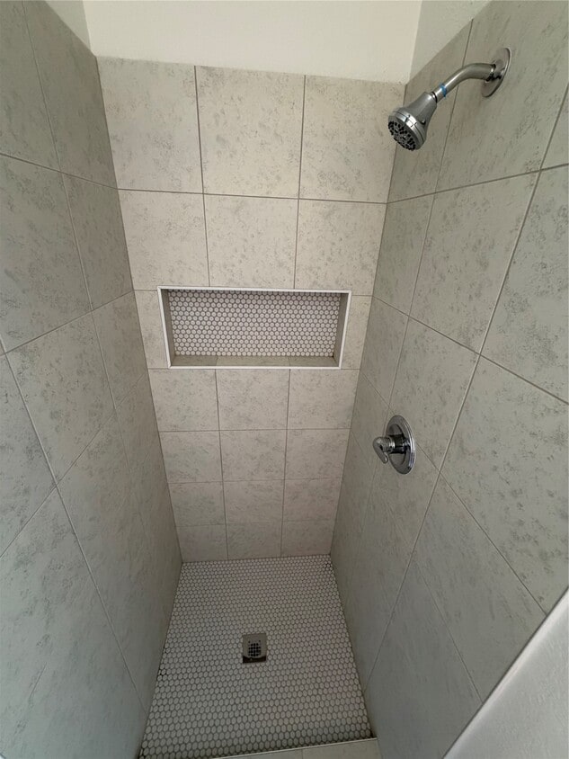 Building Photo - 2205 Highland Crossing Dr